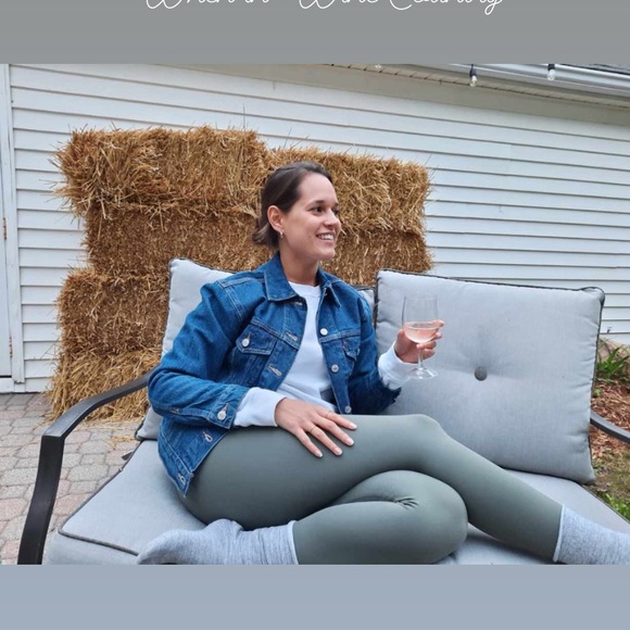 Meet your Posher, Caitlin - Picture 2 of 4